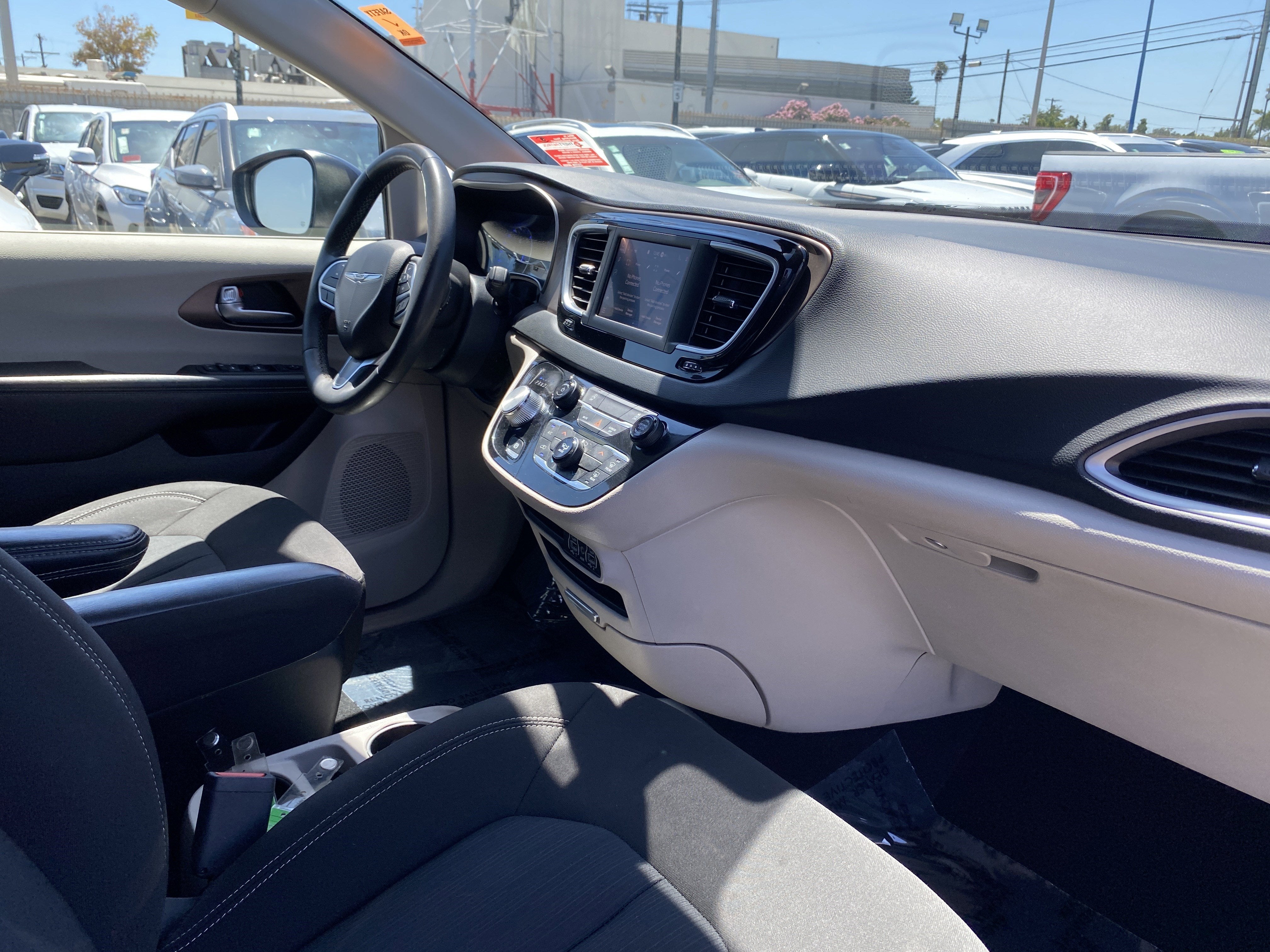 2023 Chrysler Voyager LX