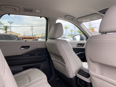 2023 Nissan Pathfinder SL 2WD