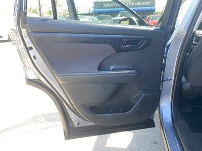 2022 Toyota Highlander LE