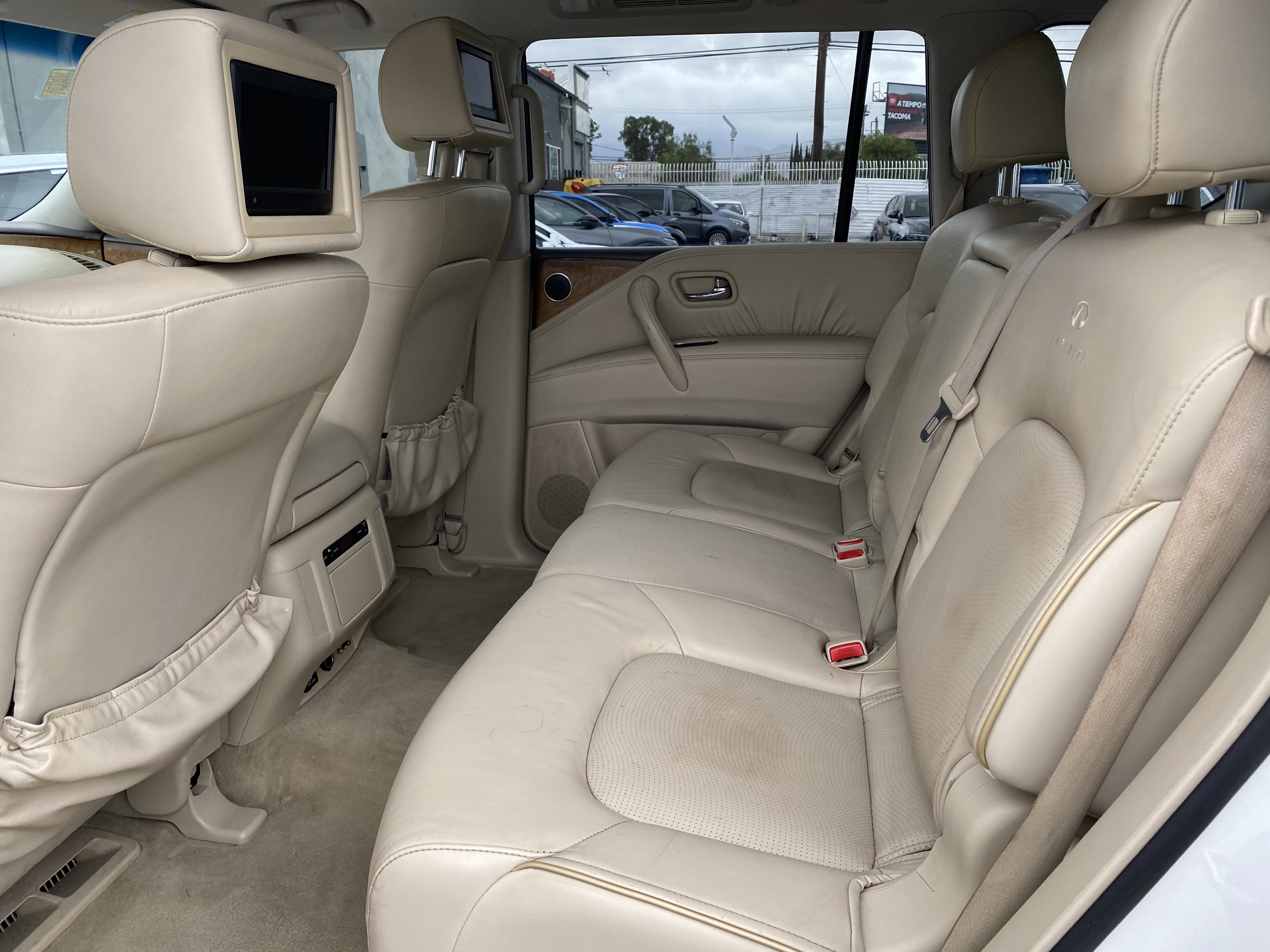 2011 INFINITI QX56 8-passenger