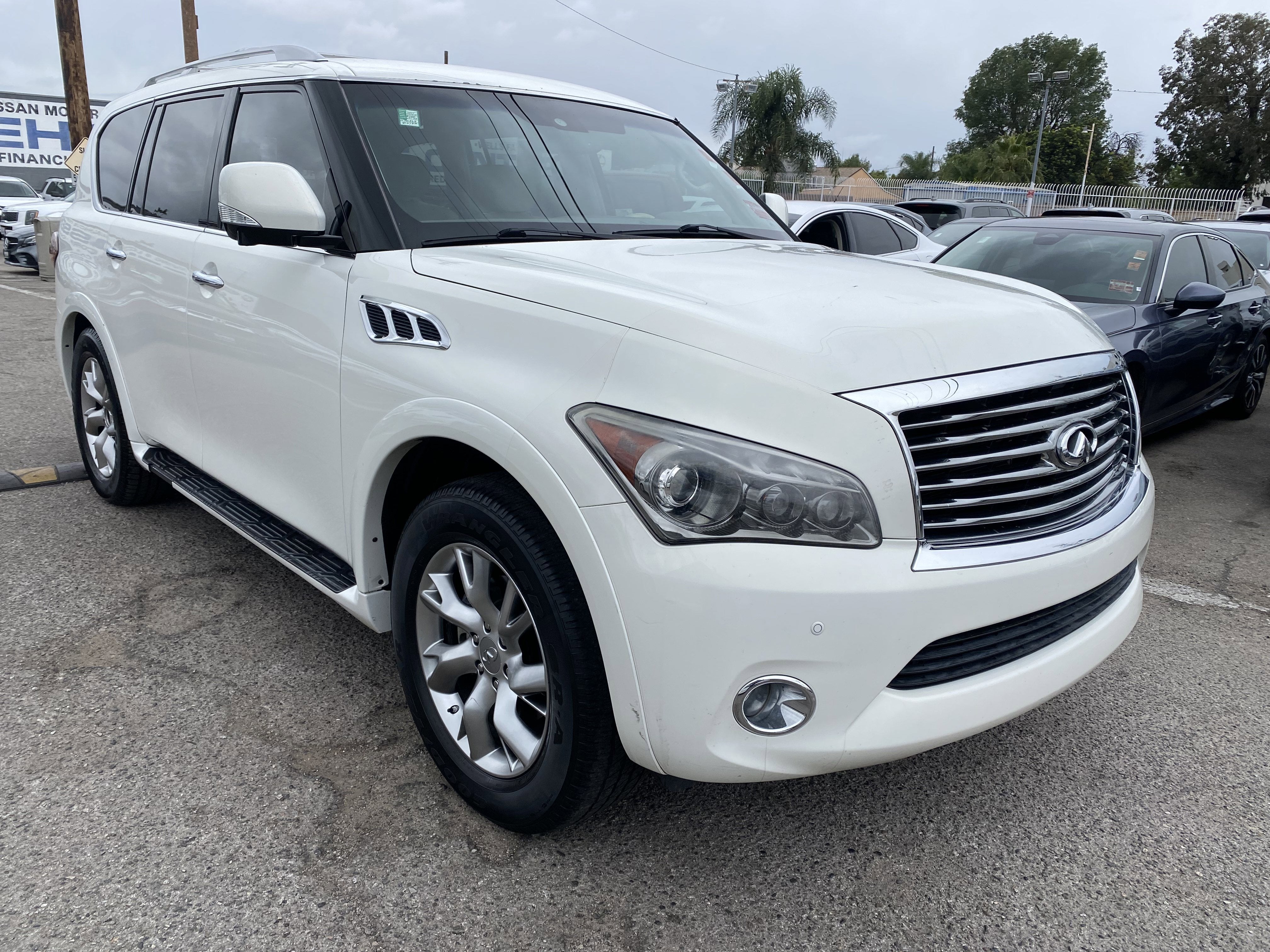 2011 INFINITI QX56 8-passenger