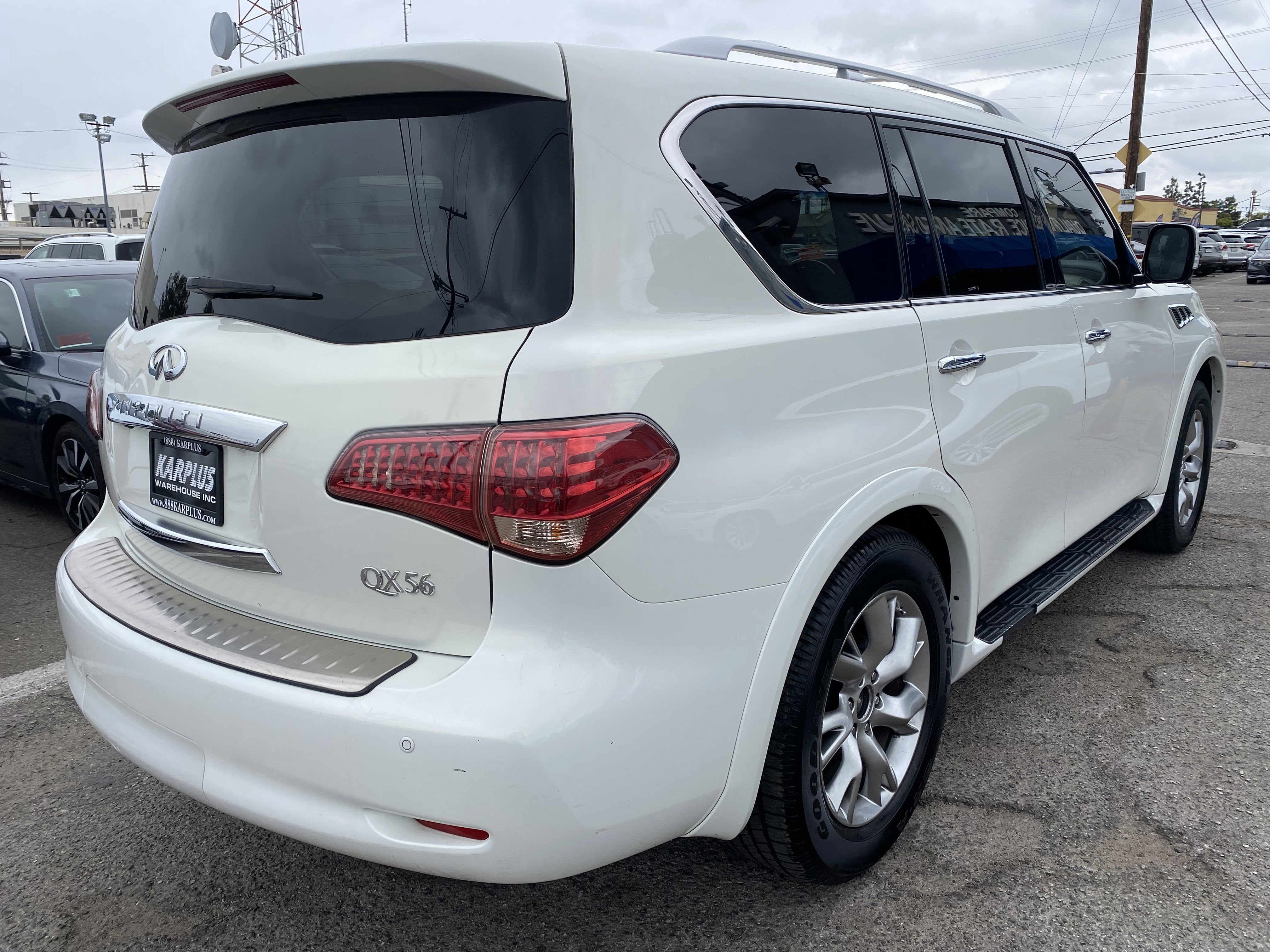 2011 INFINITI QX56 8-passenger